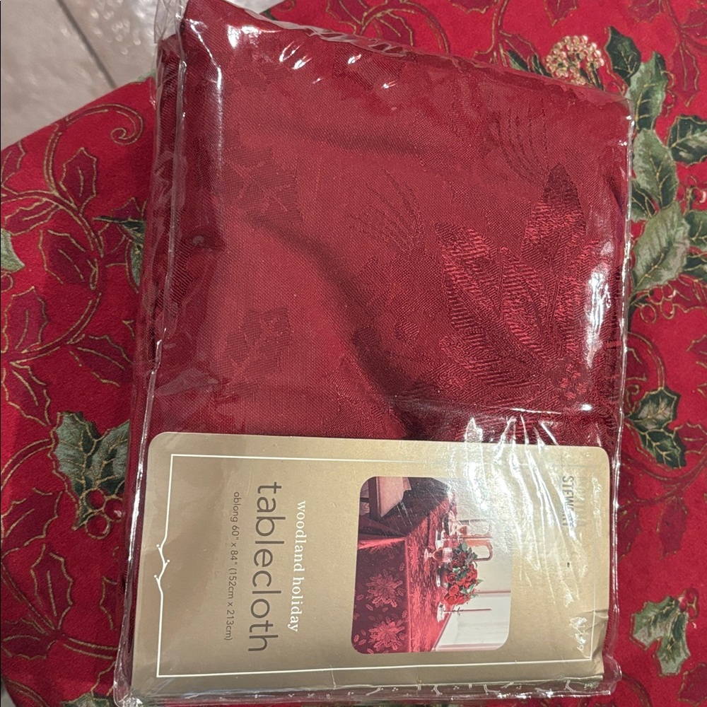 Martha Stewart Woodland Holiday Tablecloth 60x 84(152 cm x 213 cm)NWT BURGUNDY